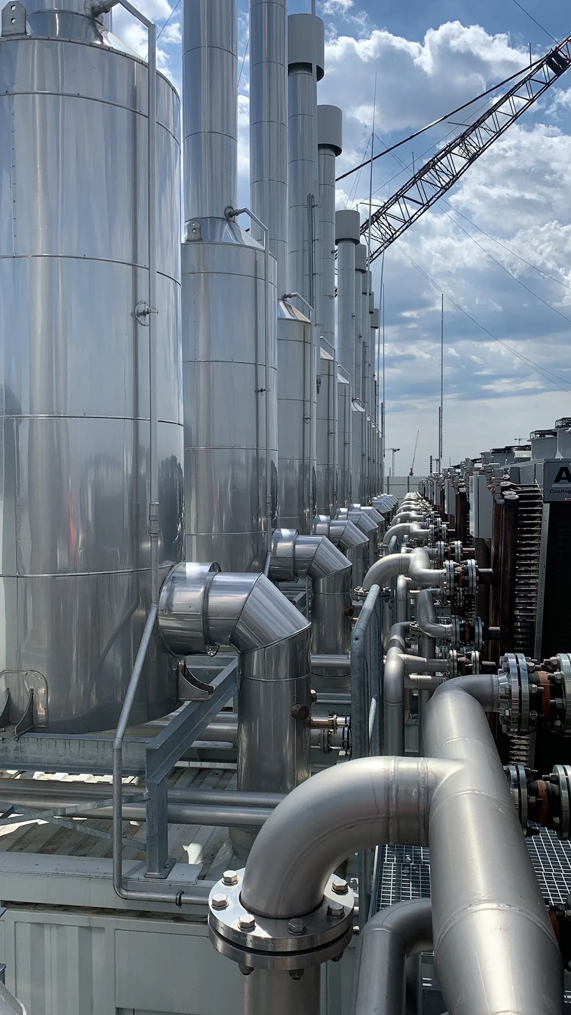 Integrated exhaust silencer and self-supporting chimney for a German hyperscale datacenter genset